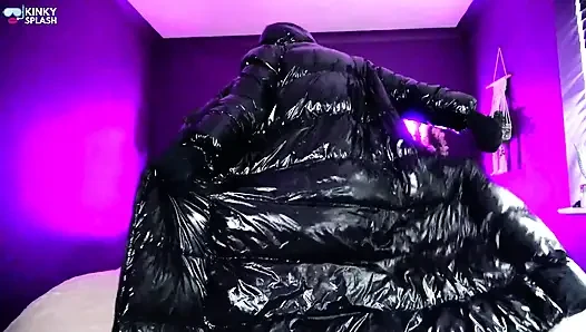 Parlak succubus seni boşaltmak için yatağını işgal ediyor