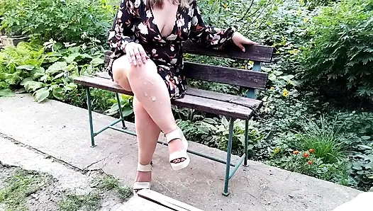 Üvey oğul üvey annesinin çıplak bacaklarına boşalıyor