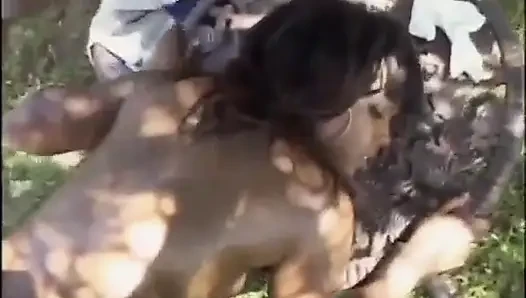 Seksi zenci çift iş başında... Bahçede seks