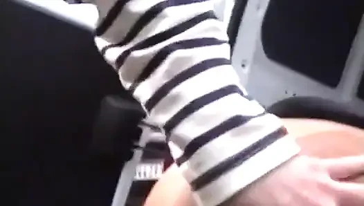 Arızalı bir sürücü sanayi bölgesinin ortasında taksiyle sikiliyor!