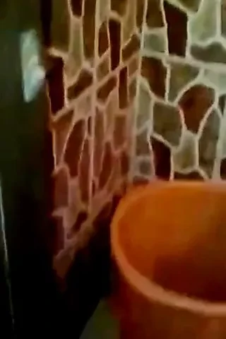 Desi kız banyo ve konuşurken kirli