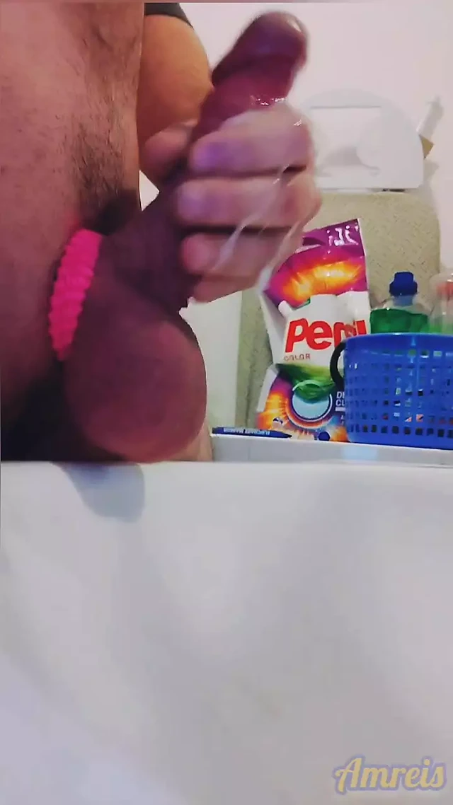 Banyoda güçlü bir şekilde boşal. Büyük taşaklar.