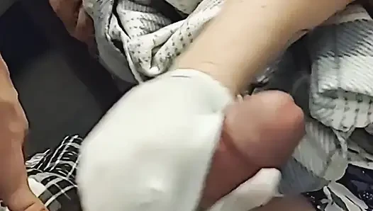 Ateşli beyaz nike ayak bileği çoraplı mastürbasyon çoraplı ve koyu mor çoraplı ayakla muamele