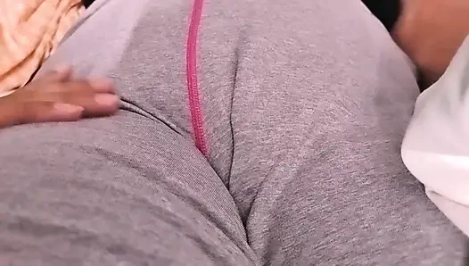 Kız arkadaşımı soyunana kadar pijamalarının üzerinde okşayarak!