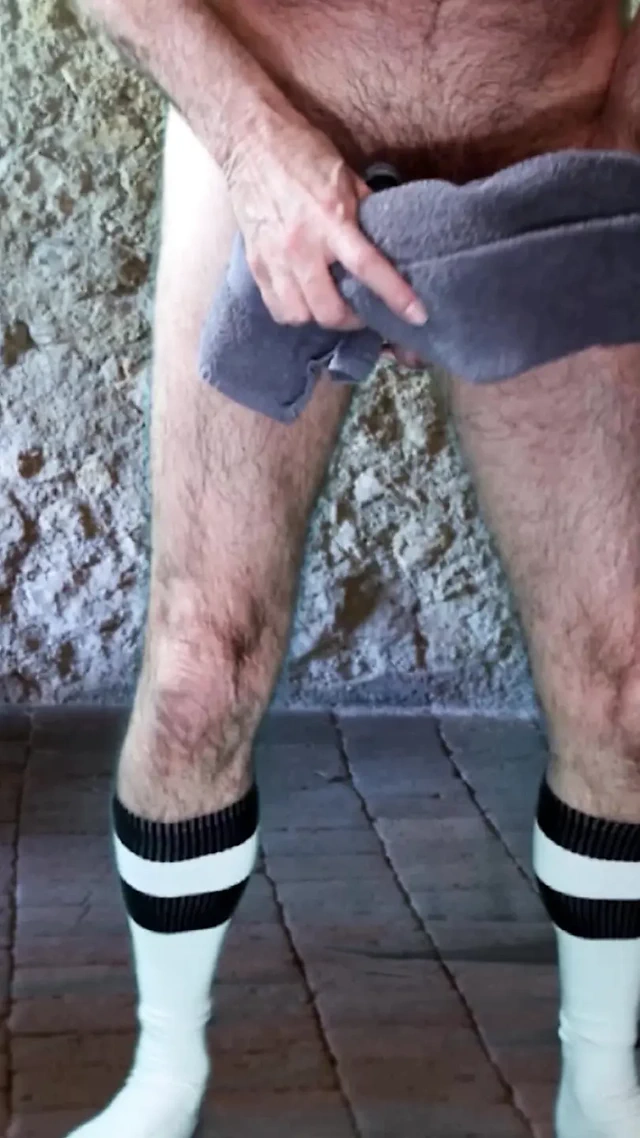 Kıllı adam yarağını ve taşaklarını bağlııyor ve mastürbasyon yapıyor