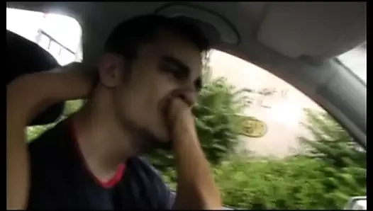 Araba sürerken kokuşmuş ayaklarının kokusunu almalı