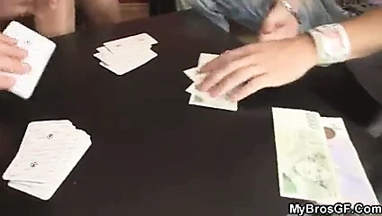 O ayrılıyor ve sevgilisi kardeşiyle aldatıyor