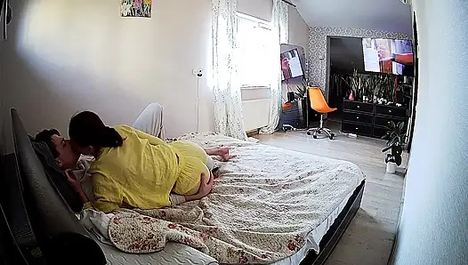 Danildo yarağı zevk alırken Kamila'nın göğüsleriyle oynuyor