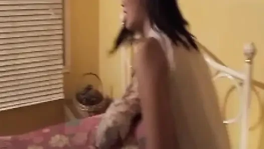 Olgun esmer orta yaşlı seksi kadın tüylü oyuncağına salya akıtarak biniyor