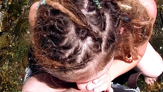 Ateşli hatunla nehir kenarında harika sikiş