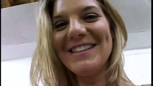 Muhteşem tatlı onu amına nüfuz etmek için sert bir direk aldığında seviyor