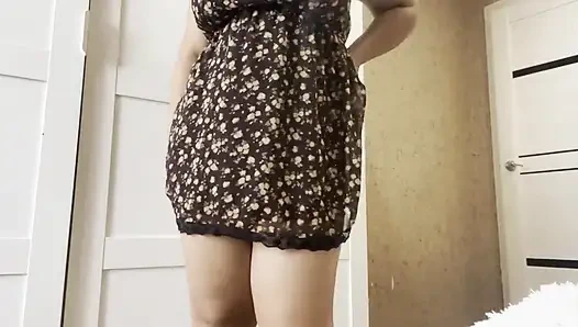 Külotsuz üvey kız kardeş ıslak klitorisini okşuyor