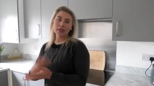 Ev sahibleri soyunup soyunuyor çıplak utanmış kadın