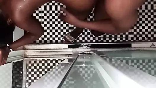 Bu banyoda sevişmeyi seviyorum