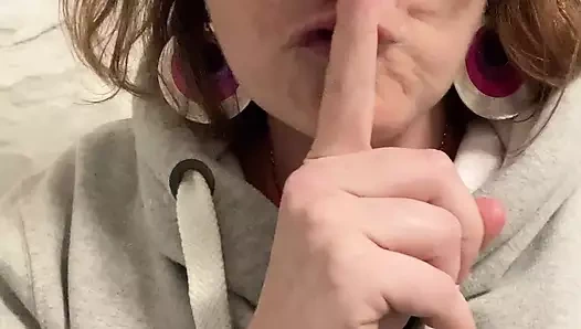 Gerçek, korunmasız Rachel Wriggler yeni arkadaşları ve buradan bir hayranıyla bekarlık hayatını kutlarken işiyor!