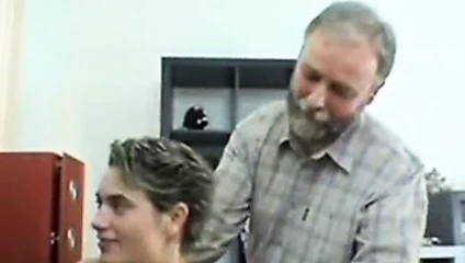 Ev sahibi tarafından sürpriz genç bayan