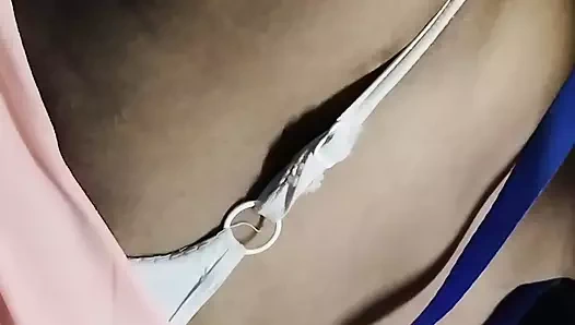 Güzel kız arkadaşını evine getirdi ve ailesi evde yokken onunla seks yapıyor