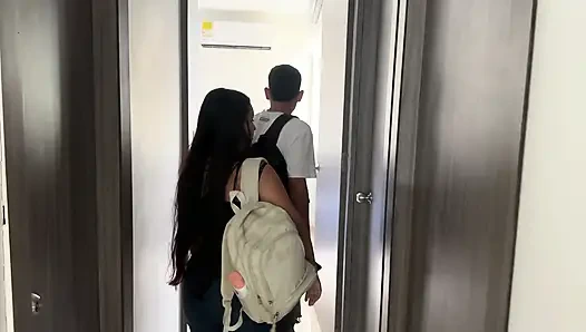 Otelde Artık Oda Yok mu? Latin En İyi Arkadaşımla Aynı Yatağı Paylaşmam Gerekiyor