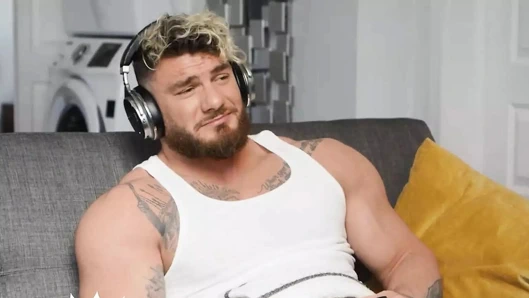 Twinkpop - Joey Mills erkek arkadaşı Bruce Huxley tarafından görmezden geliniyor, bu yüzden dikkatini oda arkadaşı William Seed'e çeviriyor