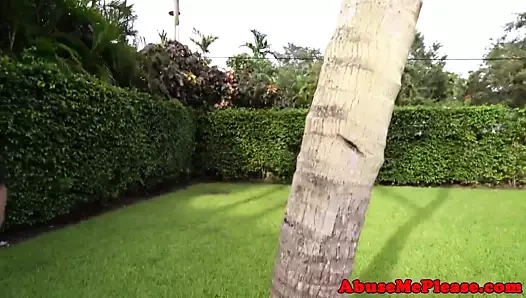 Bonded genç kız arkadaş raylı kaba açık havada