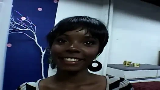 Büyük memeli zenci sürtük ıslak orgazm olana kadar büyük zenci yarağına biniyor