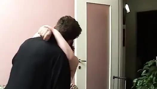 Bir adam ateşli karısını arkadaşıyla edepsiz amatör üçlü grup seks için paylaşmaya karar verdi