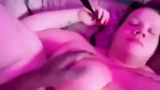 Büyük götlü pawg'ı bağladı ve sikini besledi ve ayak parmaklarını emdi