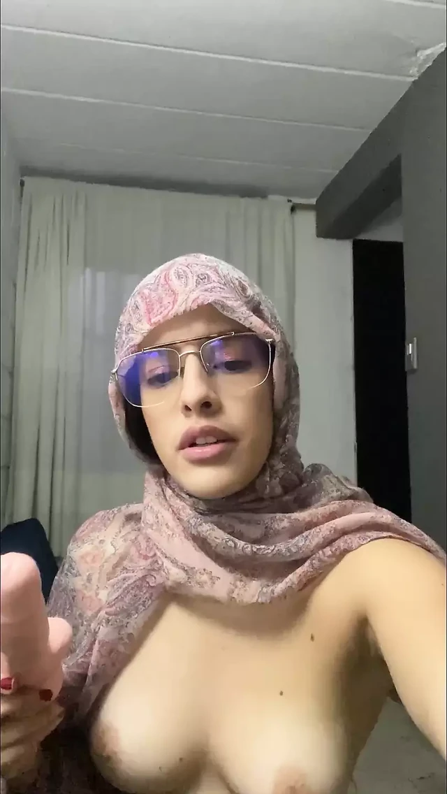 Арабка носит ее в хиджабе и занимается сексом с несколькими членами анальным способом стонет от удовольствия