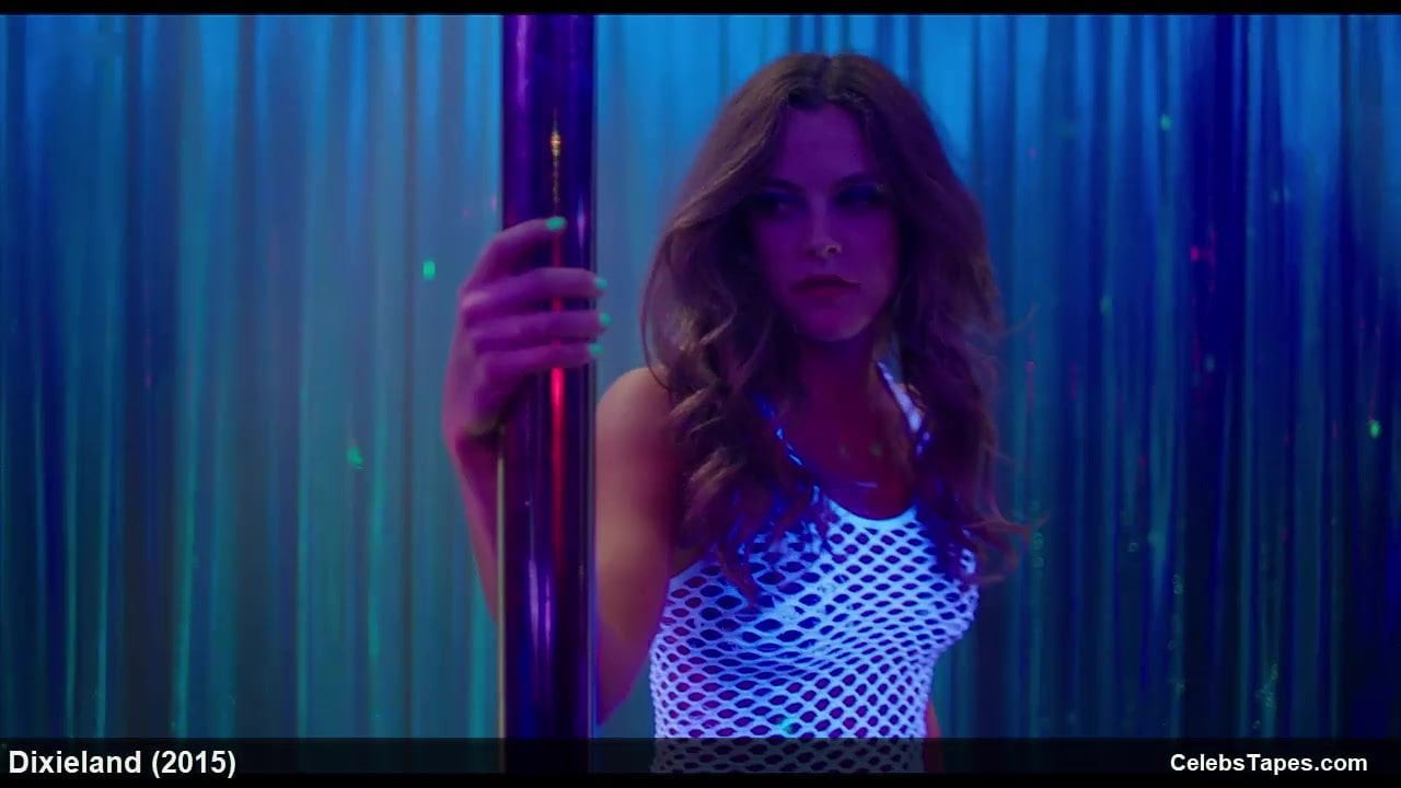 Riley keough bir sahnede sıcak sıkı bikinili soyunma
