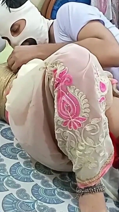 Üvey annem sari petticoat giyiyor, işleve hazır azgın üvey oğul sikiş desi Hintçe ses | Klip 2