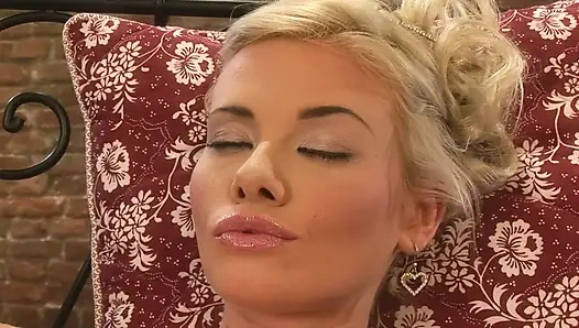 Azgın genç kızın ağır sikiş am frikiği yüze boşalmayla dolu küçük görünüyor