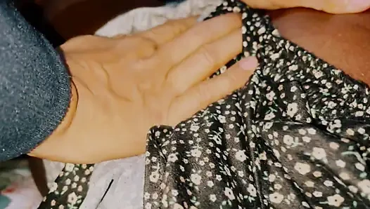 Hintli köylü kadın tüm deliklerini sikiyor