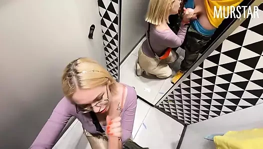 Soyunma odasında ağzına boşalıyor