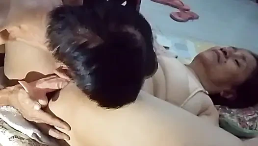 Ne sikişiyor ve ıslak amcığını yiyor bu yüzden beni şaşırtıyor