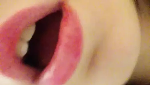 Kırmızı iç çamaşırlı sabah ev yapımı striptiz. yakın çekim