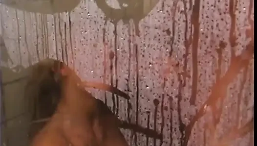Cızırtılı sabunlu duşta sikişiyor ve emiyor