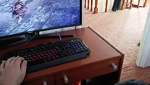 Koreli kadın bilgisayarda oynarken bir ineğin yarağını emiyor