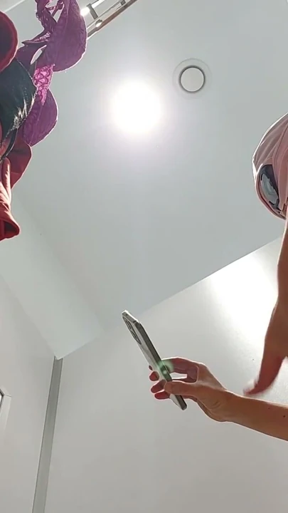 Kıllı latin amcık yatakta kıyafet deniyor. Yaramaz seksi orta yaşlı seksi kadın çıplak kıyafetler deniyor. | Klip 1