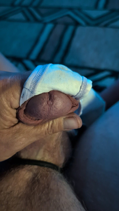Üvey kızımın lekeli külotuna precum sızdırıyorum