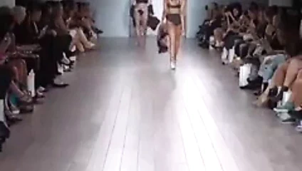 Bazı güzel kıvrımlı kadınlar (çıplak olmayan)