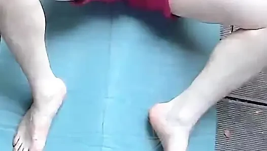 Amatör bir güreş maçının kaybedeni, kırmızı bekarında sidik çaresizliği için boyun eğmek zorunda, elleri bağlıyken ev arkadaşı