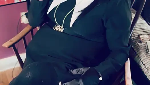 Wednesday addams, tina snua, chain saten eldivenle 2 sigara içiyor - sigara içen kadın sürükleniyor omi ome ucunu kuyruğuna sokuyor