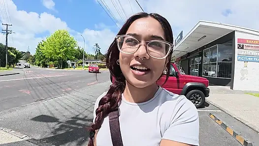 Minyon desi mia z açık havada yürüyüşte mastürbasyon yapıyor