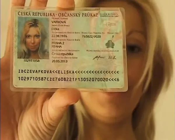Eliska'nın ilk pornosu teşhirci bir sokak fahişesi