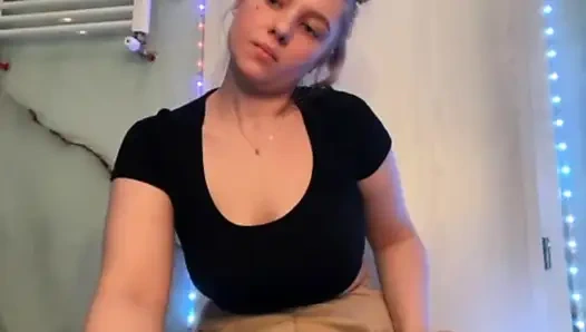 Jucielussie banyoda mastürbasyon yapıyor yakın çekim