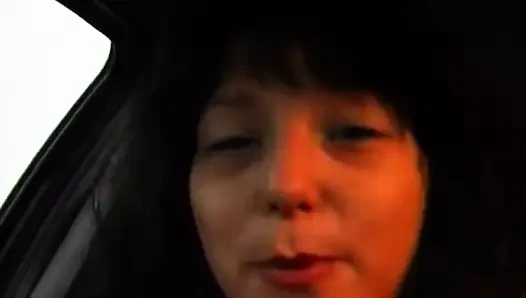 Azgın orta yaşlı seksi kadın otoyol macerasında büyük dildo dolduruyor