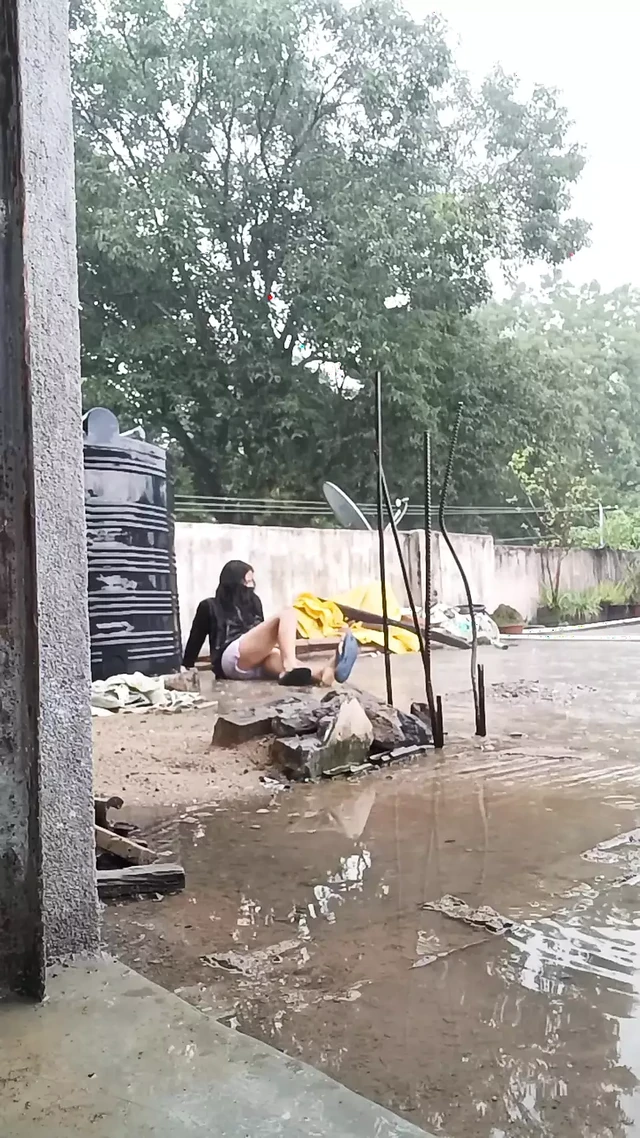 Симпатичная студентка дези жестко играет под дождем - сиськи трясется