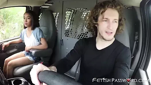 Düz göğüslü genç aria gökyüzü çarptı ve minibüste hunk