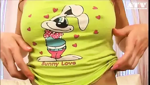 Evelyn koyu saçlı sürtük artık bakire değil mastürbasyon yapıyor