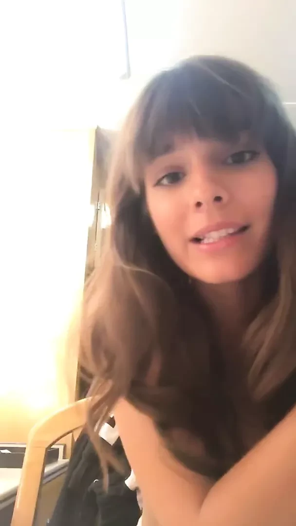 caitlin stasey üstsüz